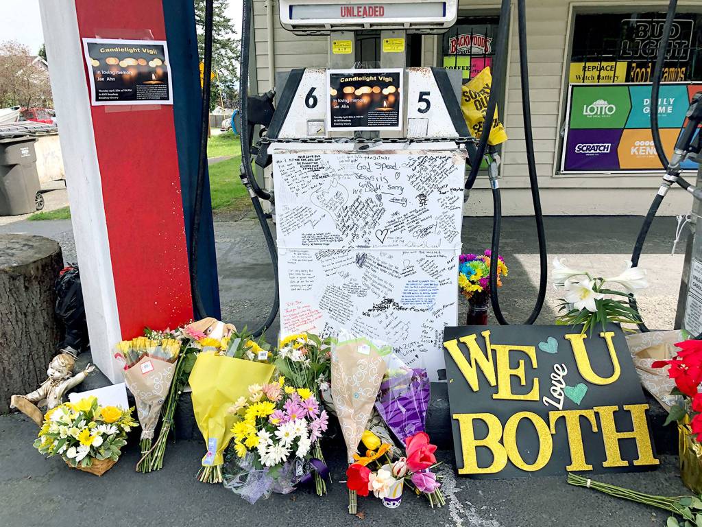 Neighbors left flowers and notes at an Everett mini-mart, whose owner <a href="https://www.heraldnet.com/news/who-would-kill-jae-neighbors-mourn-everett-mini-mart-clerk/" target="_blank">Jae An was killed on April 22</a> during a robbery. (Caleb Hutton / The Herald)