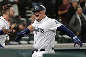 M’s overcome 5 A’s solo home runs, rally late for win