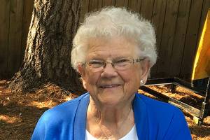 Arlington mayor honors pioneer association chronicler