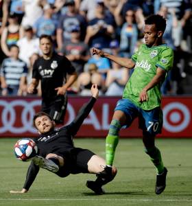 Sporting Kansas City edges the Sounders, 3-2