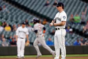Late outburst from Houston sends M’s to 4th straight loss
