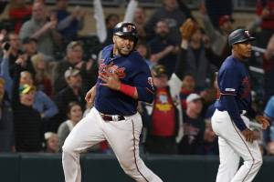 Mariners blow late lead in loss to Twins