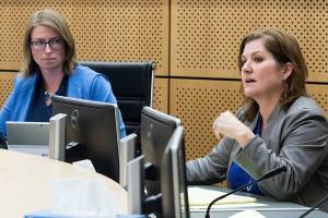 Mayor Jennifer Gregerson (left) listens as Councilwoman Anna Rohrbough discusses a proposed measure for a manager-council form of government during a Mukilteo City Council in May. (Andy Bronson / The Herald)