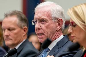 Pilots criticize Boeing for mistakes on its grounded jet
