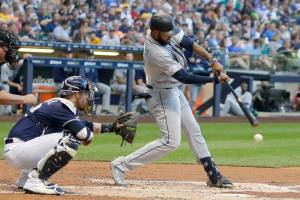 Offense lifts Mariners over Brewers