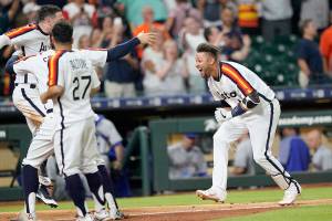 Mariners fall in Houston on pair of late homers