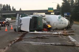 1 injured in cement mixer rollover on freeway in Lynnwood