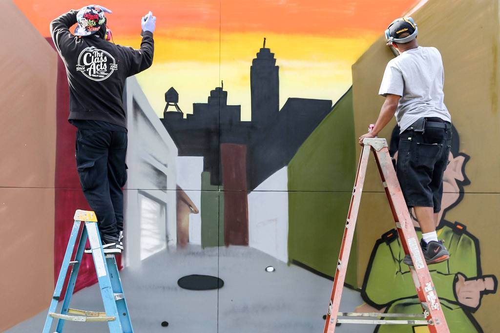 Urban artists from Under the Influence paint a mural in Snohomish on July 4. (Kevin Clark / The Herald)