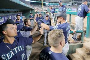 Seager, Mariners win 6th straight, out-slug Texas 8-5