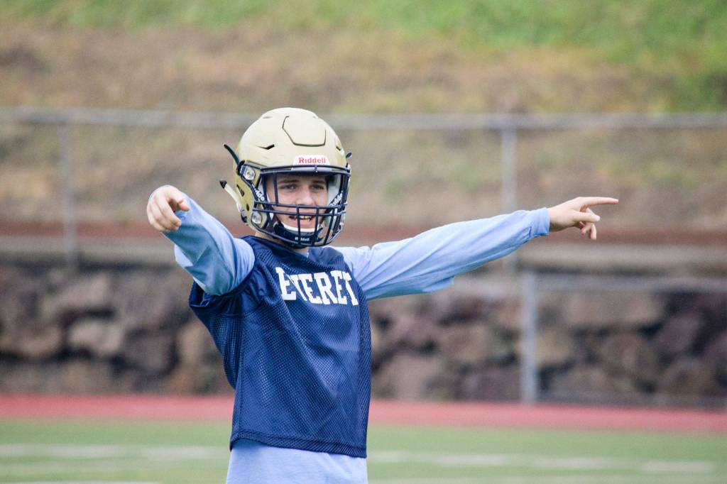 Everetts Cody Bennett talks to his teammates before a defensive play at Everett Memorial Stadium on Wednesday, Aug. 21. (Katie Webber / The Herald)