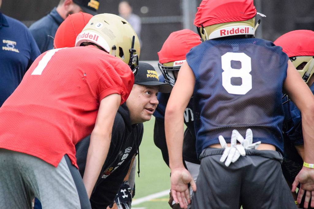 Everetts first-year head coach, Brien Elliott, talks to his players in a huddle at Everett Memorial Stadium on Wednesday, Aug. 21. (Katie Webber / The Herald)
