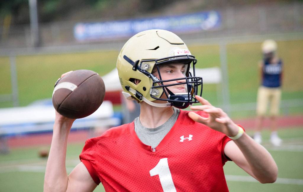 Everett quarterback Casen Taggart throws to a reciever at Everett Memorial Stadium on Wednesday, Aug. 21. (Katie Webber / The Herald)