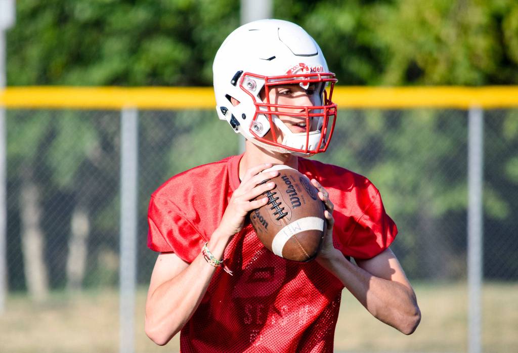 Junior quarterback Elijah Dahlman prepares to throw the ball at Mountlake Terrace High School on Thursday, Aug. 22. (Katie Webber / The Herald)