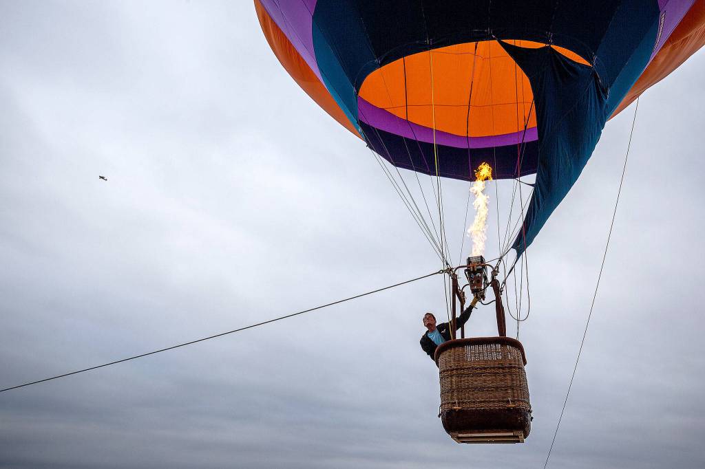 Pilot Phil Ayers inflates his Roadrunner balloon for a tethered flight for the Arlington Fly-In on Aug. 16. (Andy Bronson / The Herald)