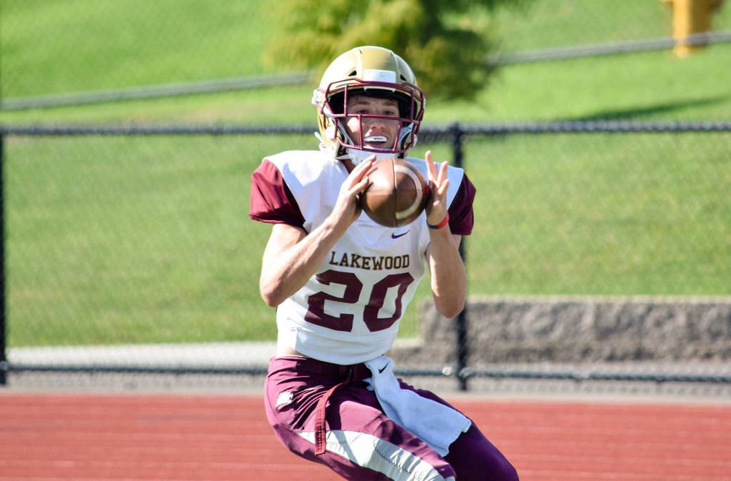 Junior Carson Chrisman catches the ball while practicing offensive plays on Aug. 28, 2019, at Lakewood High School in Arlington. (Katie Webber / The Herald)