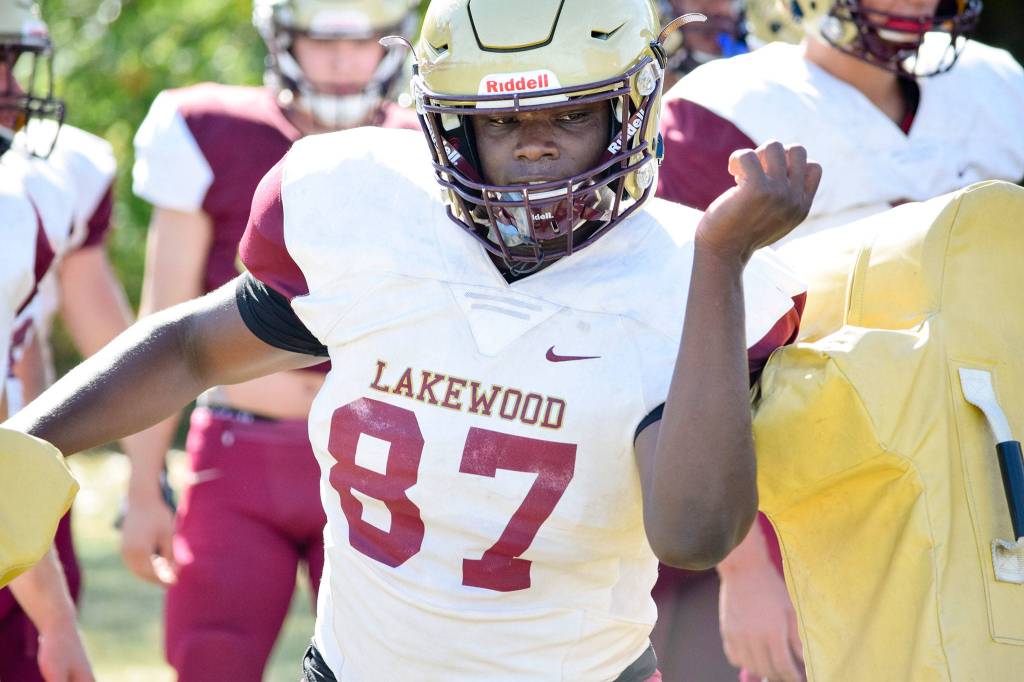 Sophomore Jakobus Seth practices lineman drills during practice Aug. 28 at Lakewood High School in Arlington. (Katie Webber / The Herald)