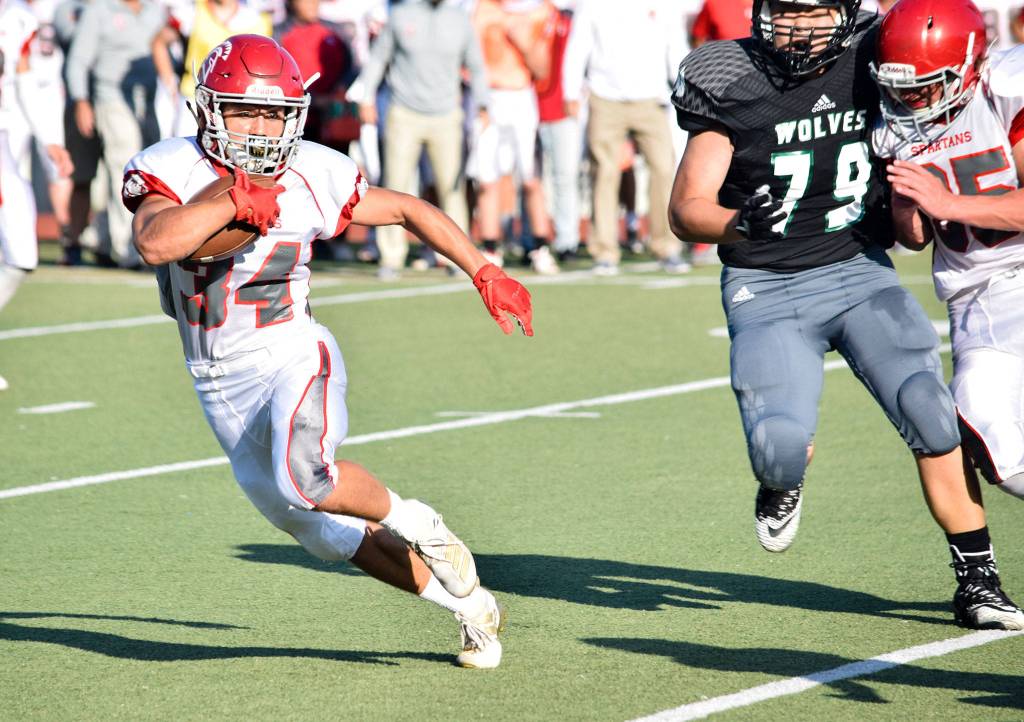 Junior wide receiver Isaac Ortega runs toward the sideline against Jackson on Friday at Everett Memorial Stadium. (Katie Webber / The Herald)