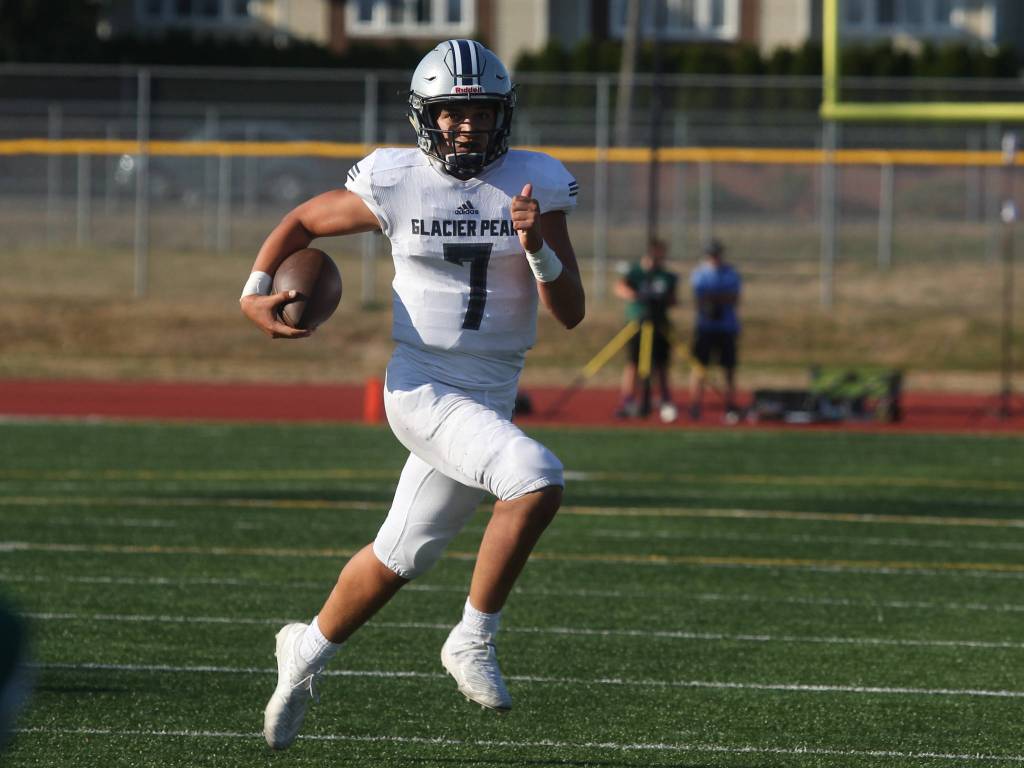 Glacier Peak beat Edmonds-Woodway 35-14, in the season opening football game for both teams, at Edmonds Stadium on Friday, Sept. 6, 2019 in Edmonds, Wash. (Andy Bronson / The Herald)