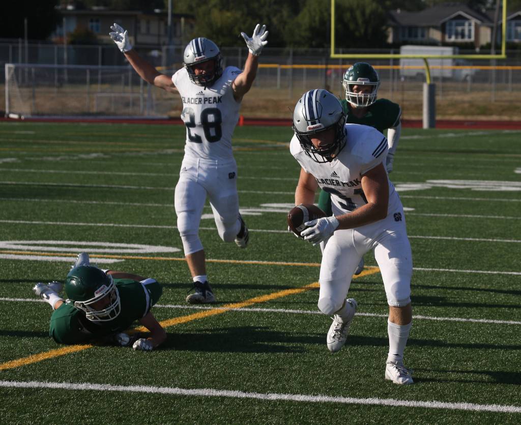 Glacier Peak beat Edmonds-Woodway 35-14, in the season opening football game for both teams, at Edmonds Stadium on Friday, Sept. 6, 2019 in Edmonds, Wash. (Andy Bronson / The Herald)