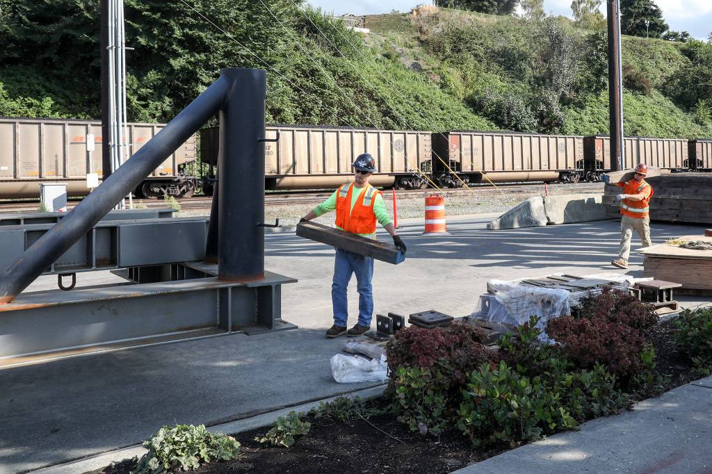 Crews prepare to construct another lifting tower at the site of the Grand Avenue Park Bridge project. (Lizz Giordano / The Herald)
