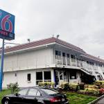 A man was stabbed to death inside this Motel 6 south of Everett on Aug. 23. (Zachariah Bryan / Herald file)