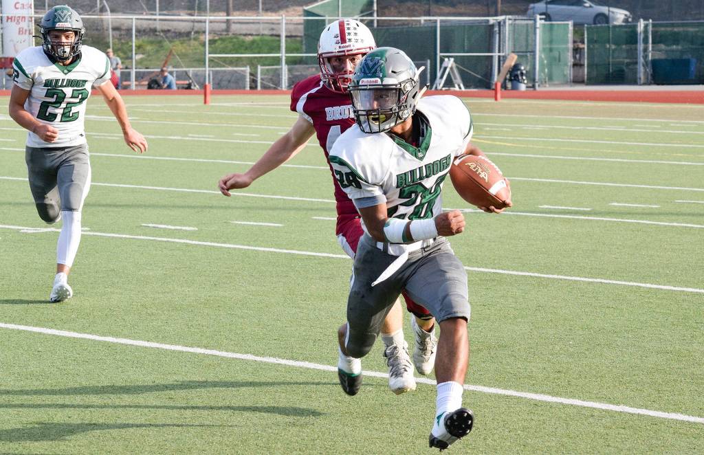 Junior running back Cads Pineda runs to the sideline against Cascade on Friday, Sept. 20 at Everett Memorial Stadium. (Katie Webber / The Herald)