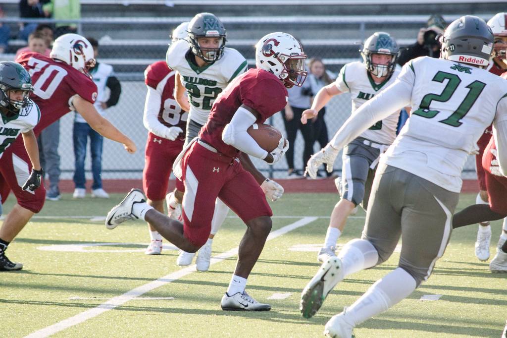 Senior Yahcub Sylla returns for a kickoff for a touchdown against Mount Vernon on Friday, Sept. 20 at Everett Memorial Stadium. (Katie Webber / The Herald)