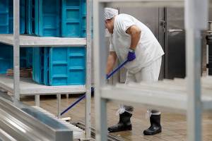 Judge plans to dismiss case on wages of immigrant detainees