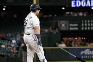 Mariners avoid no-hitter, lose to Astros again