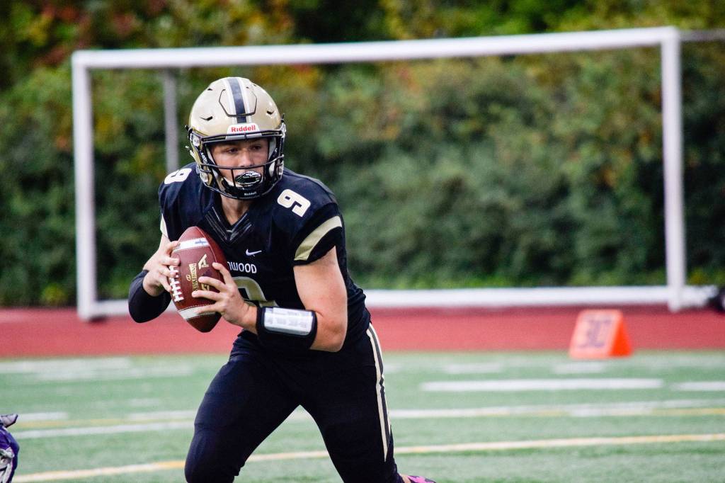 Lynnwood senior quarterback Nate Killen runs before throwing a touchdown against Juaita on Friday, Sept. 27 at Edmonds Stadium. (Katie Webber / The Herald)