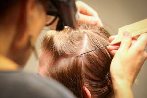 The lice lady decimates the louse that infiltrates the locks