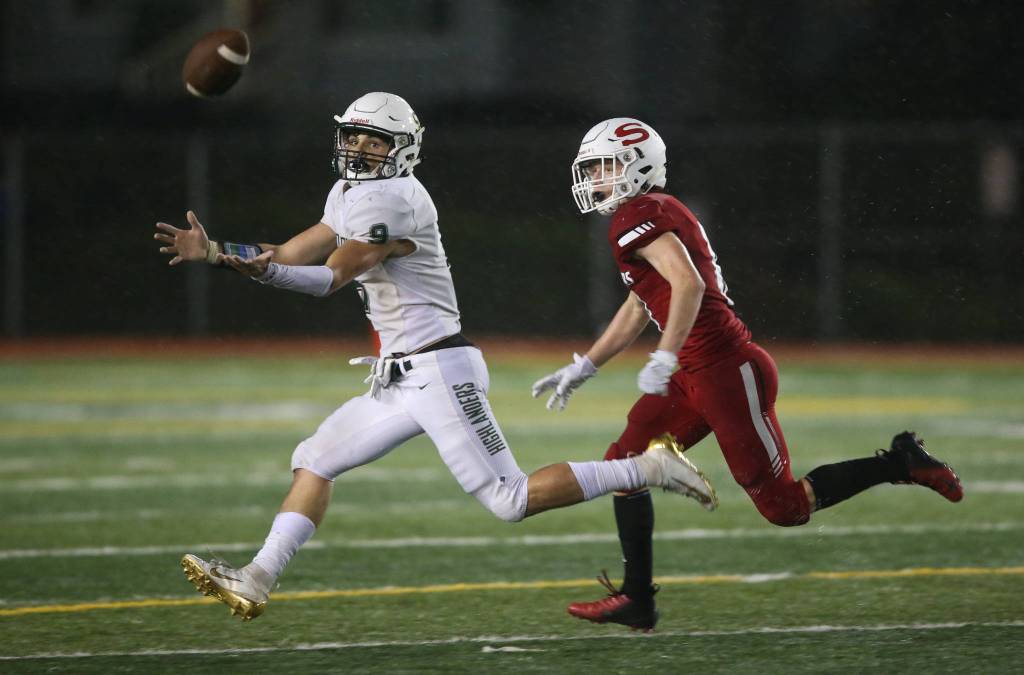 Shorecrests Derreck Williams (9) hauls in a pass as Shorecrest beat Snohomish 36-35 at Veterans Stadium at Snohomish High School on Friday, Oct. 4, 2019 in Snohomish, Wash. (Andy Bronson / The Herald)
