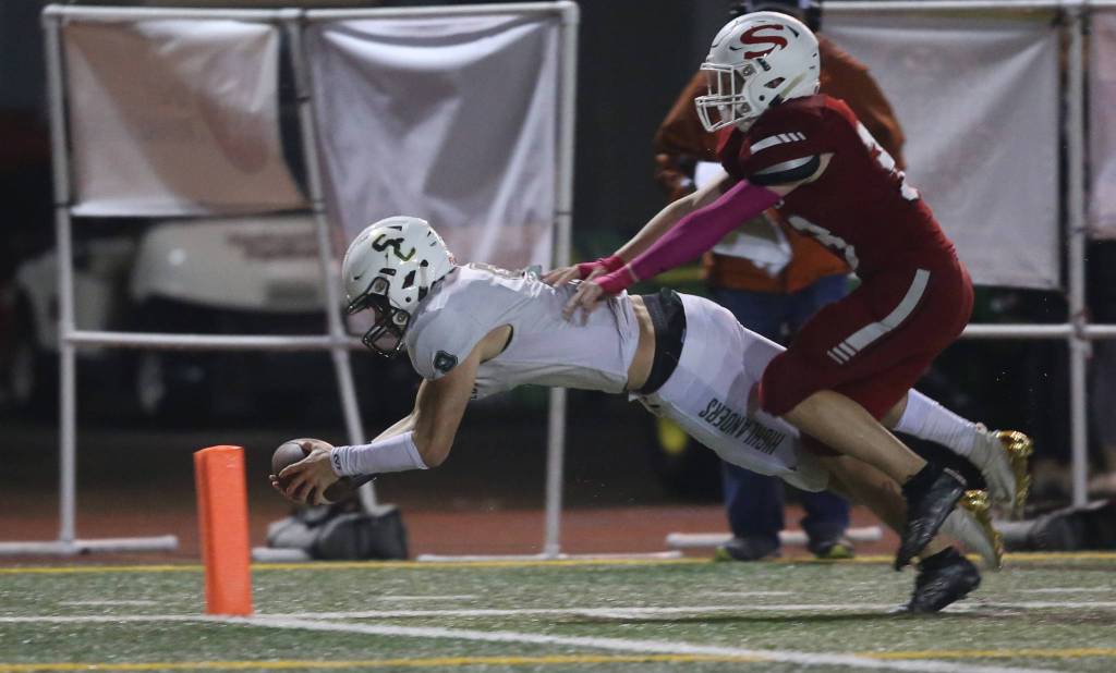 Shorecrests Derreck Williams is shoved out of bounds shy to the end zone as Shorecrest beat Snohomish 36-35 at Veterans Stadium at Snohomish High School on Friday, Oct. 4, 2019 in Snohomish, Wash. (Andy Bronson / The Herald)