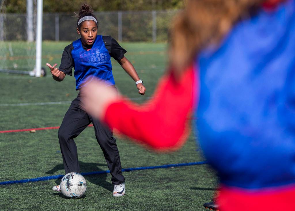 Everett Community Colleges Olivia Lee passes the ball during the Trojans Oct. 8 practice at Kasch Park in Everett. (Olivia Vanni / The Herald)