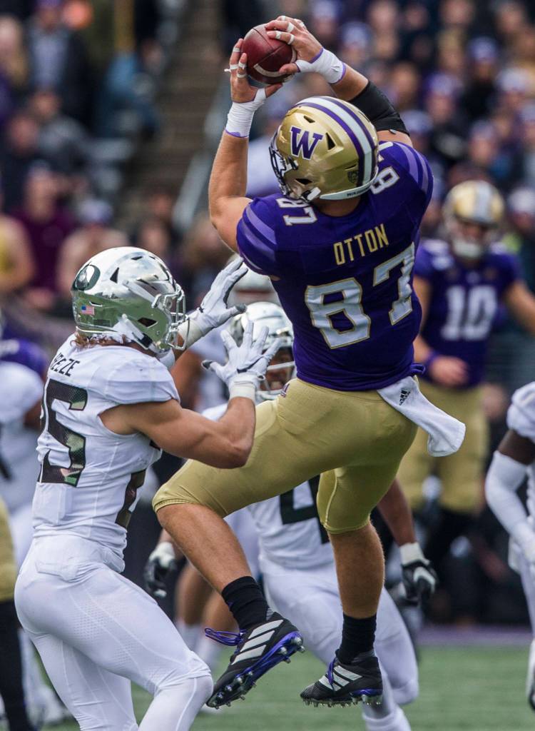 Washington Huskies Cade Otton makes a catch during the game against Oregon on Saturday, Oct. 19, 2019 in Seattle, Wash. (Olivia Vanni / The Herald)