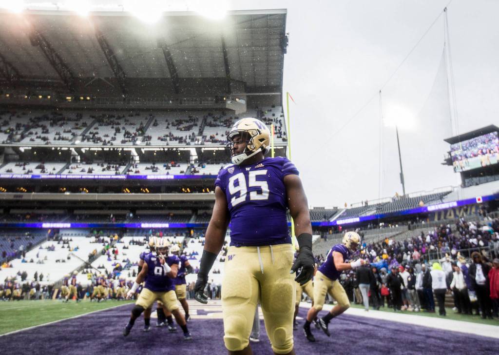 Washington Huskies Levi Onwuzurike warms up before the game against Oregon on Saturday, Oct. 19, 2019 in Seattle, Wash. (Olivia Vanni / The Herald)