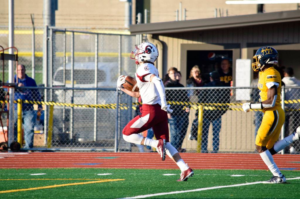 Junior running back Michael Purl runs for a touchdown against Mariner on Friday, Oct. 25 at Goddard Stadium in Everett. (Katie Webber / The Herald)