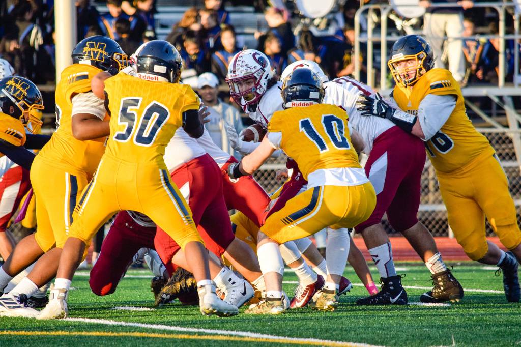The Mariner defense stops junior running back Michael Purl on Friday, Oct. 25 at Goddard Stadium in Everett. (Katie Webber / The Herald)
