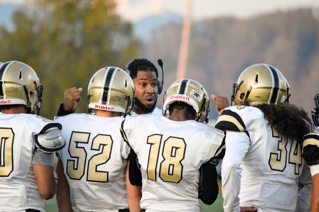 Lynnwoods head coach Keauntea Bankhead talks to his team during a timeout against Marysville Getchell on Friday, Nov. 1 at Quil Ceda Stadium in Marysville. (Katie Webber / The Herald)