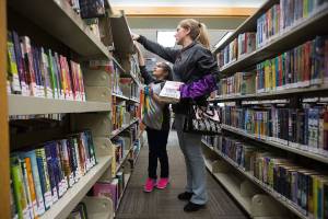 Before the library remodel, Jamie Thomas and daughter Nina Garcia looked for books among tightly spaced shelves. (Andy Bronson / Herald File)