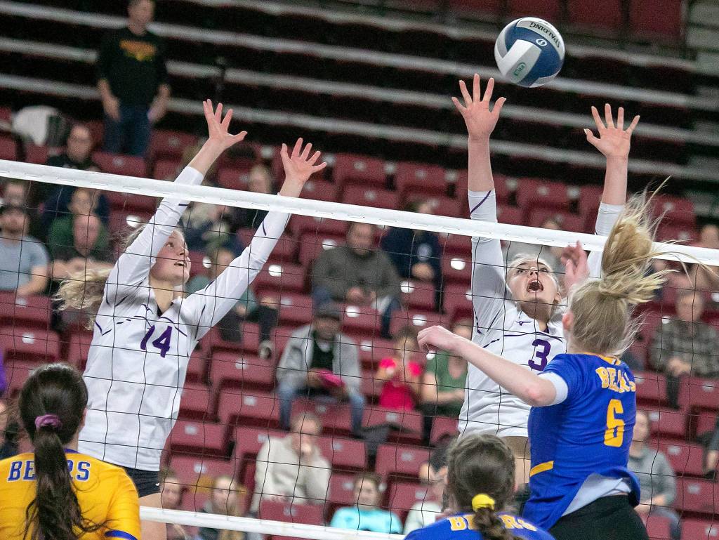 Lake Stevens Maddie Iseminger (14) and Samaya Morin (3) defend against Tahomas Rachel Davis (6). (TJ Mullinax / for The Herald)