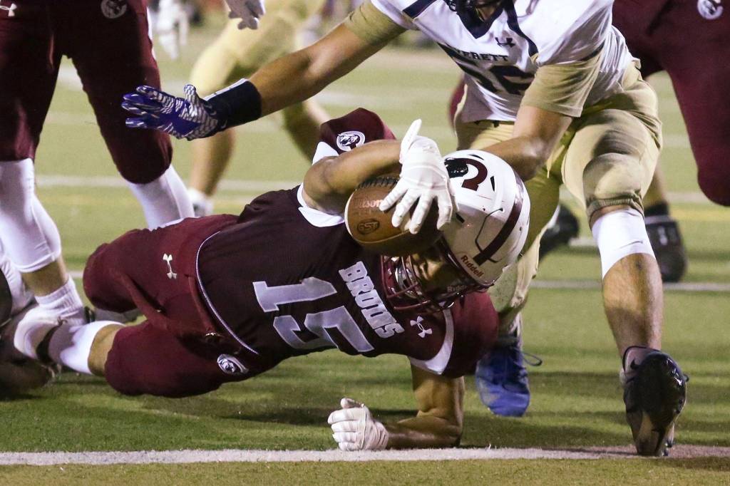 Cascades Davanta Murphy-McMillan stretch across the goal line with Everetts Joey Hudson attempting a stop during the annual Battle of Broadway Friday night at Everett Memorial Stadium on September 6, 2019. Cascade won 49-14.(Kevin Clark / The Herald)