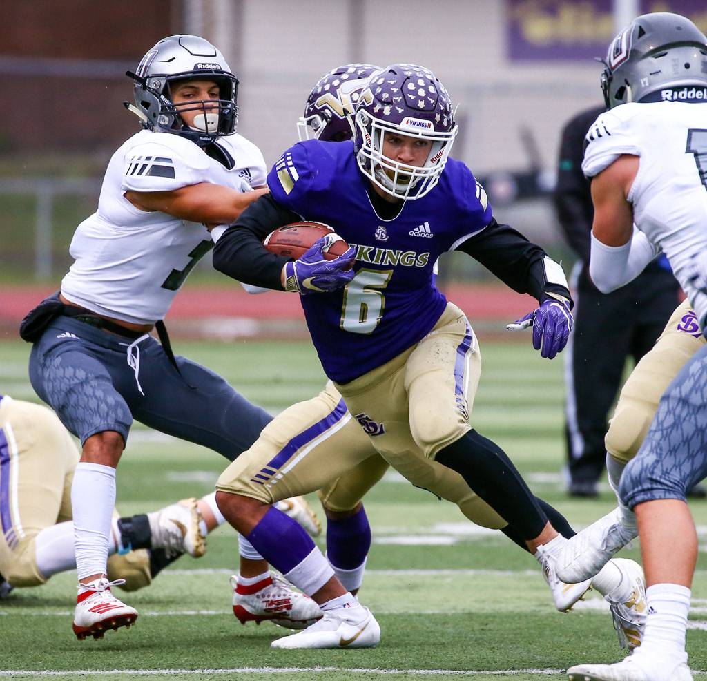 Lake Stevens Dallas Landeros rushes against Union Saturday afternoon at Lake Stevens High School on November 16, 2019. Lake Stevens won 28-21. (Kevin Clark / The Herald)