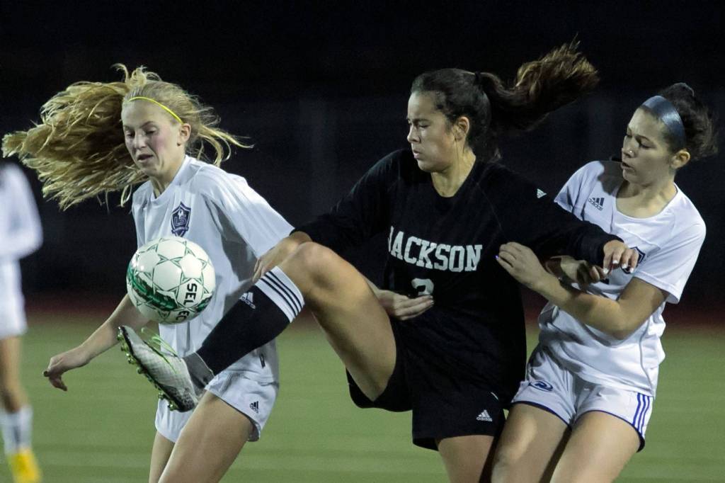Jacksons Kathryn Cheng (center) struggles with Lake Stevens Callaway Knutson (left) and Lake Stevens Amber Elliano for control Thursday night at Everett Memorial Stadium on October 25, 2018. (Kevin Clark / The Herald)