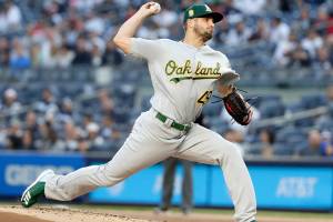 Mariners sign free-agent pitcher