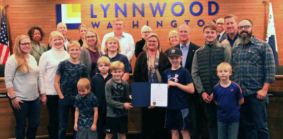 Employee award winner Dale Schlack, Lynnwood police chaplain, is pictured with his family and Mayor Nicola Smith. (City of Lynnwood)
