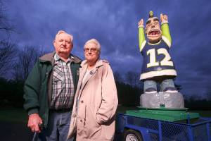 Score! 800-pound Ivan is a heckuva Seahawks 12th Man