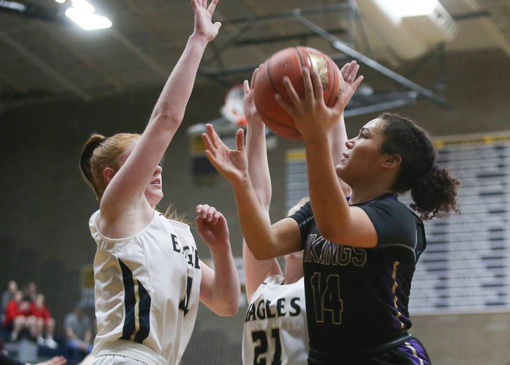 Lake Stevens Baylor Thomas drives to the basket during a game against Arlington on Friday in Arlington. (Andy Bronson / The Herald)