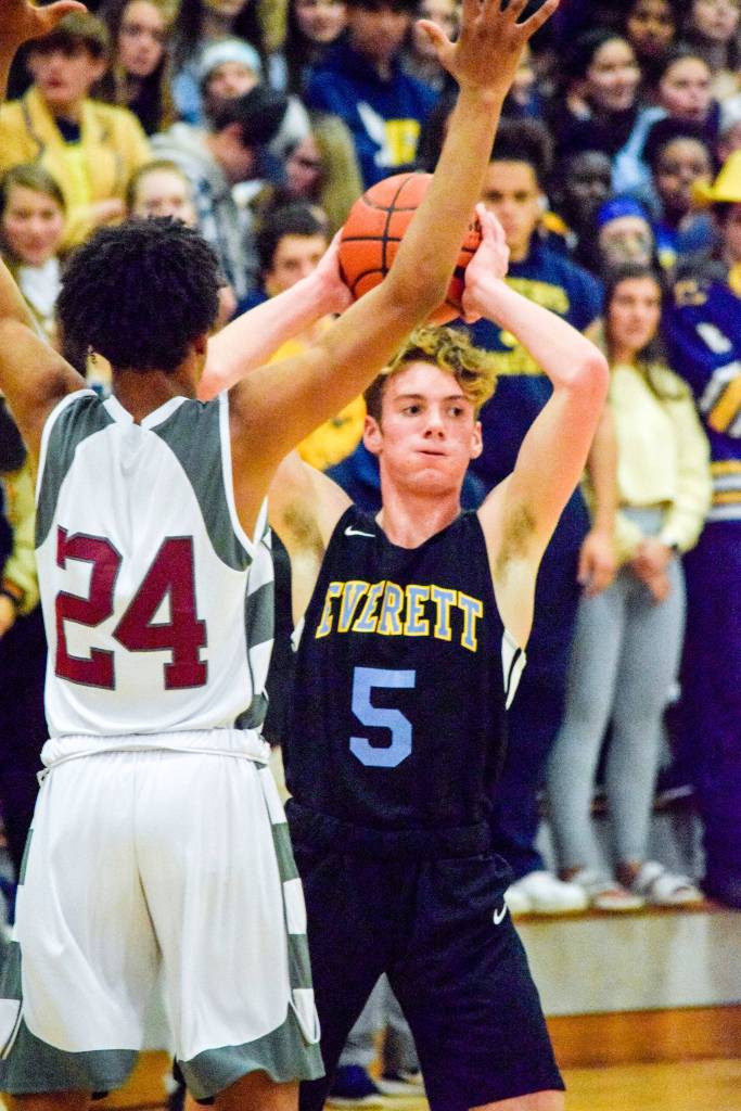Everetts Ronny Kildall (5) looks for an open teammate against Cascade on Friday, Dec. 6 at Cascade High School in Everett. (Katie Webber / The Herald)
