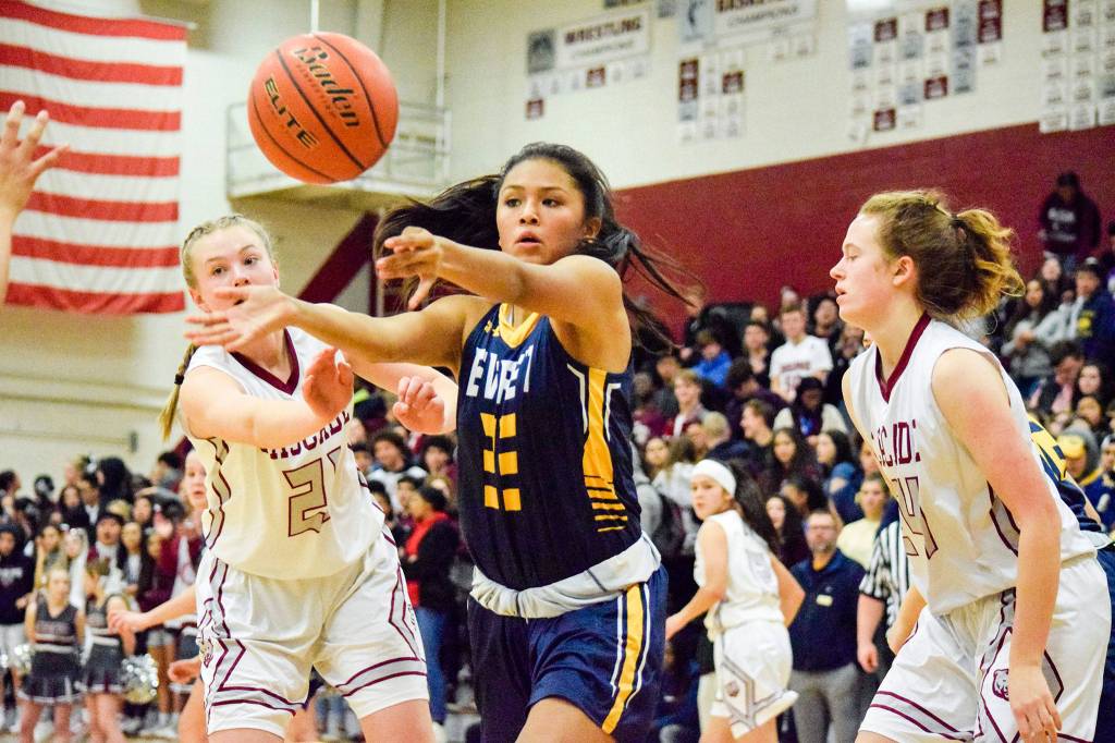 Everetts Andrea Parrish (middle) passes the ball to a teammate during the Seagulls annual BruGull Fest game Friday at Cascade High School in Everett. (Katie Webber / The Herald)